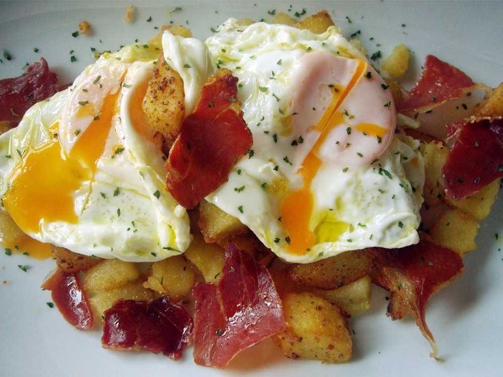 Huevos rotos con jamón en Santa Sed